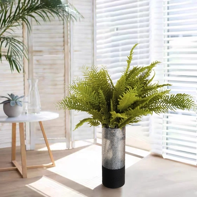 Szálas zöld műnövény vázában