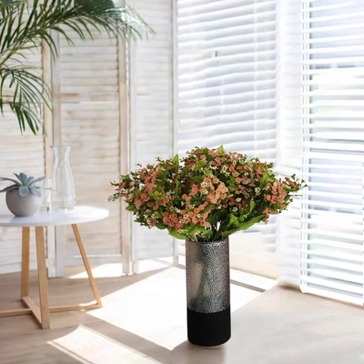 Apró virágos műnövény vázában