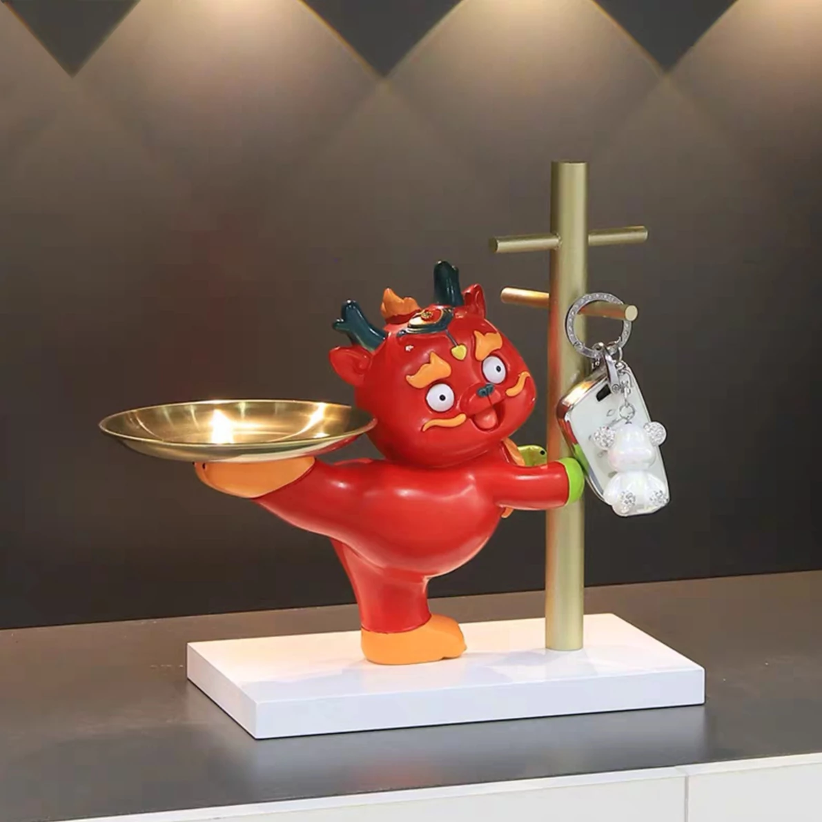 Sárkány kínáló tálcával és fa akasztóval