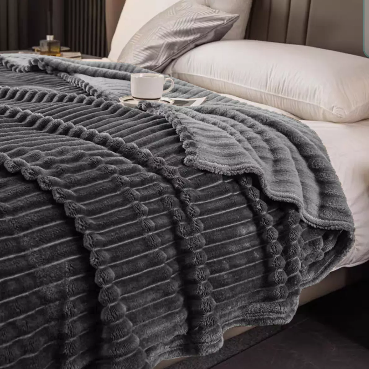 Sötétszürke színű bordázott ágytakaró pléd - 150x200cm